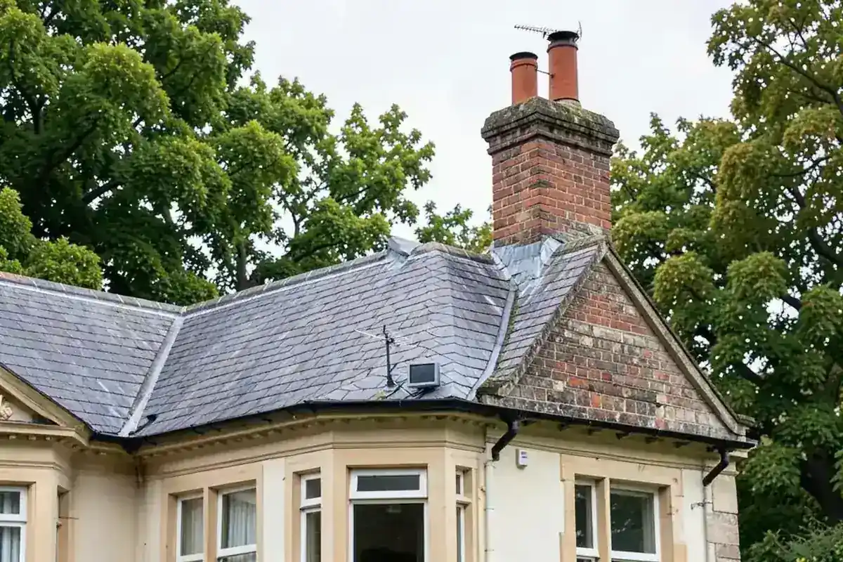 Discreet aerial sited low on the rear roof slope of a period London house in a conservation area